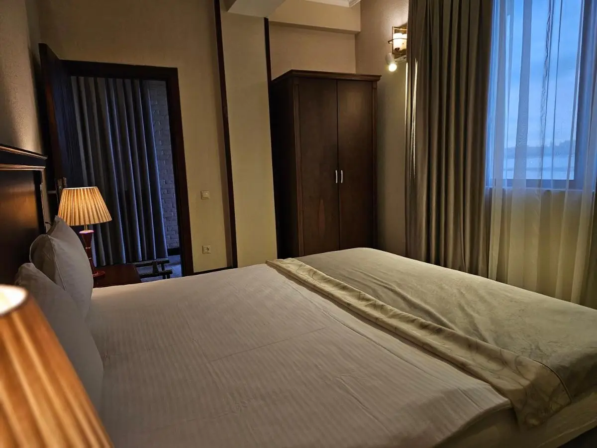 Crown Suites Hotel