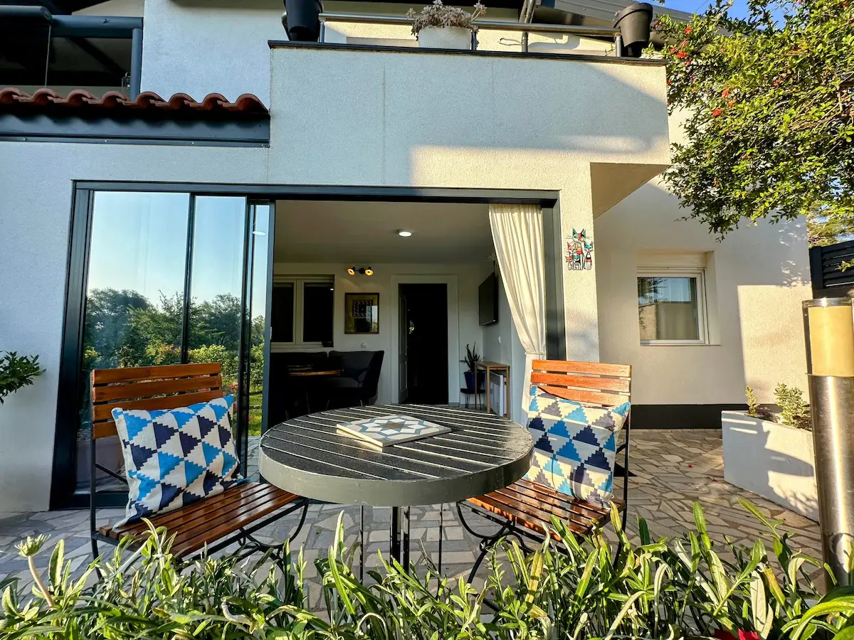 Riverside Apartment, pool, river&garden oasis