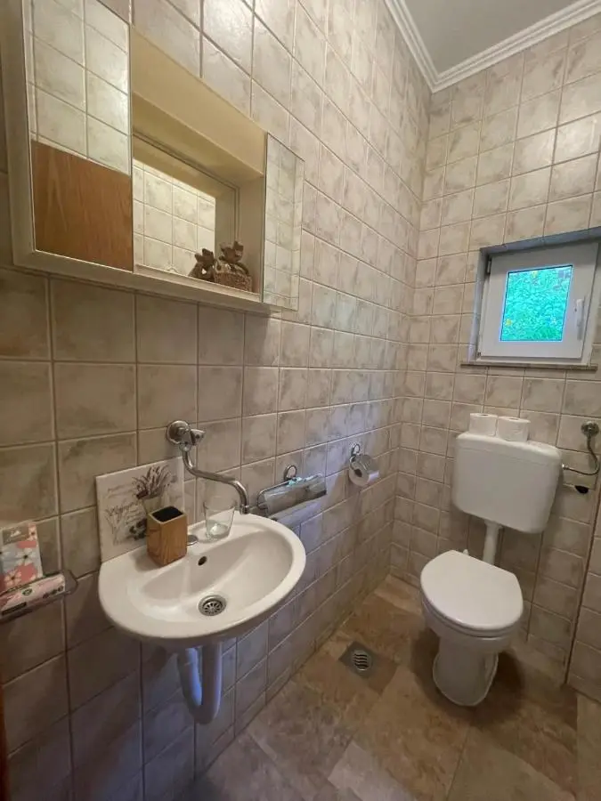 Villa Tamara with garden and river view - free private parking Bicycle & Motorcycle Garage