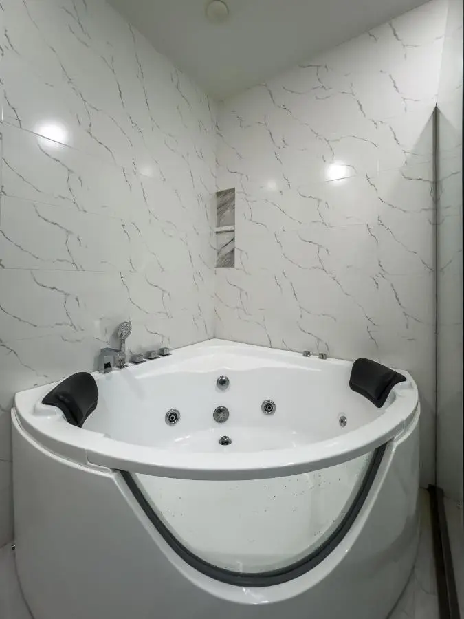 Shirin And Cozy Apartment With Jacuzzi Balcony