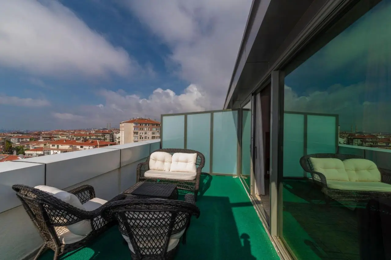 Land Park Hotel