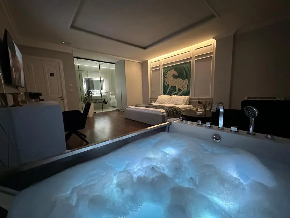 Lunarist Luxury Private Jacuzzi Suites Tirana