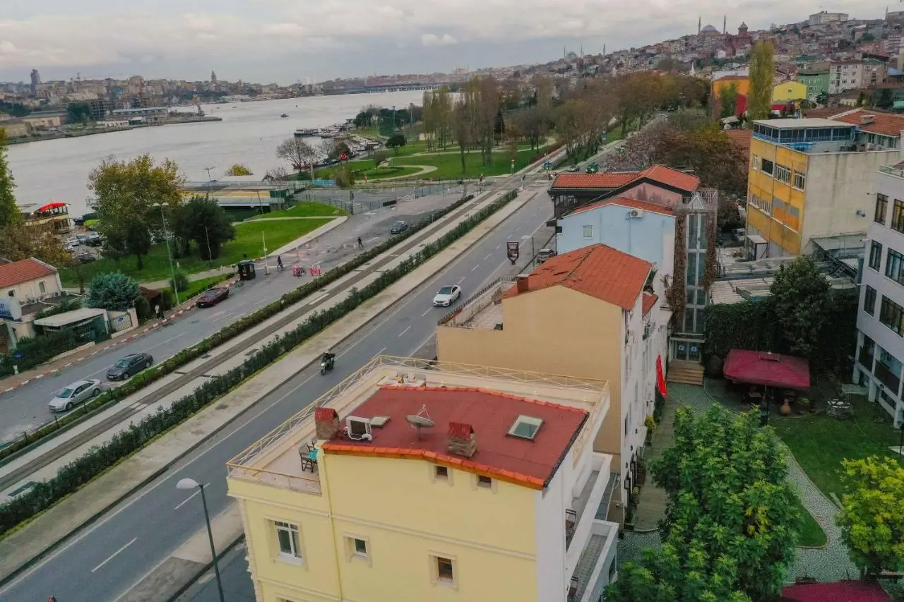 Waterfront Villa by the Tram - Private Terrace with Dome & Golden Horn View in Fatih