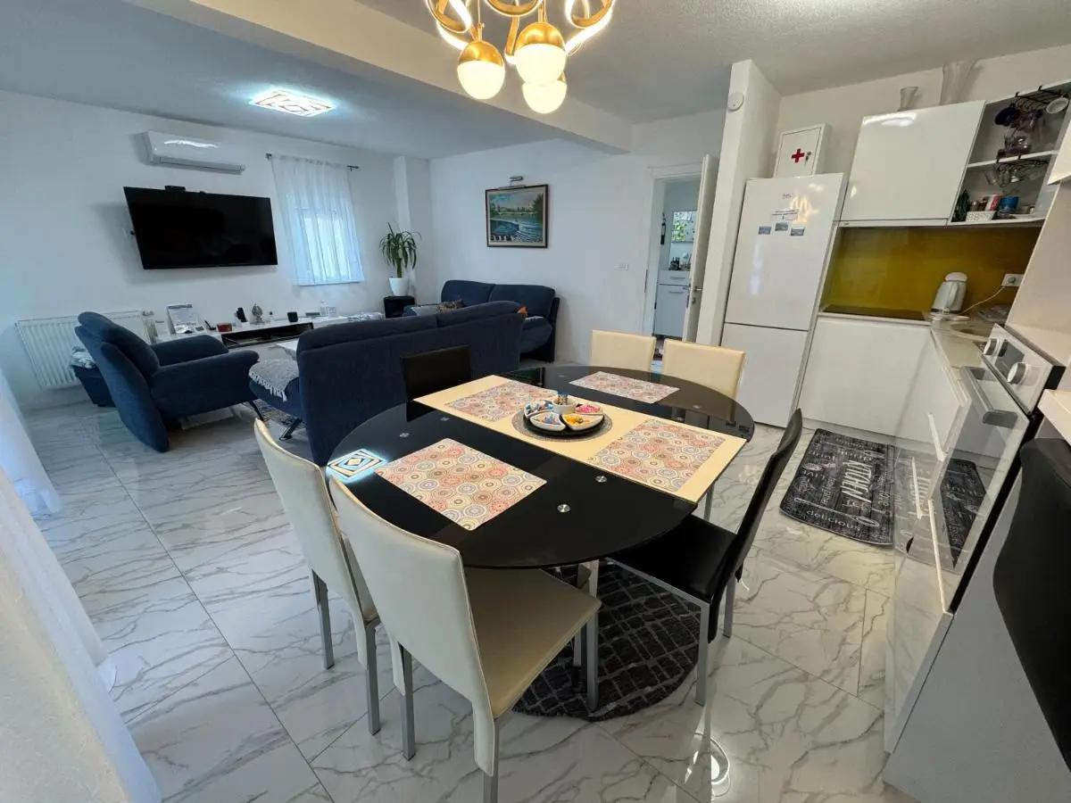 AM Una Lux House