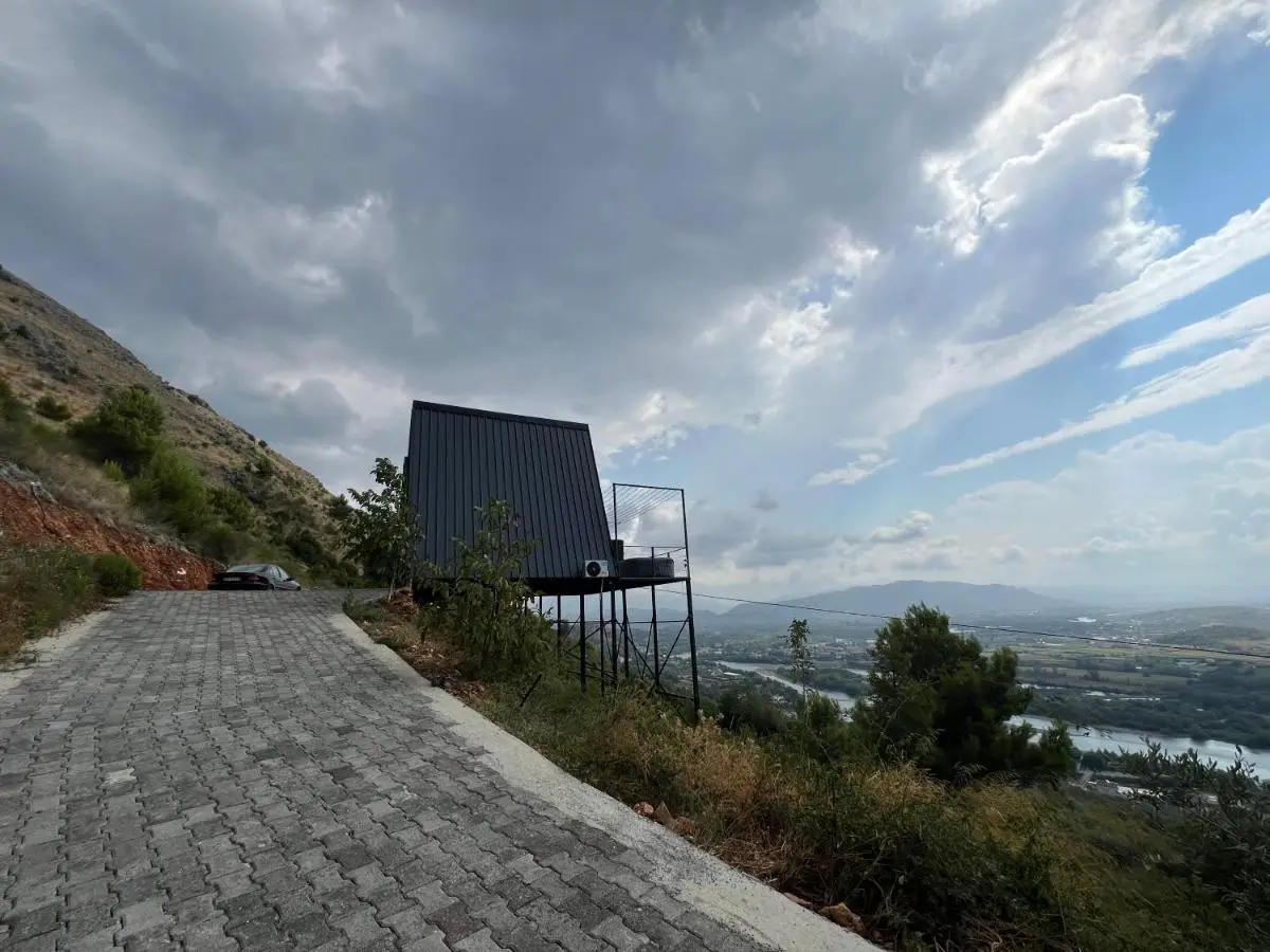 Doel House Zues