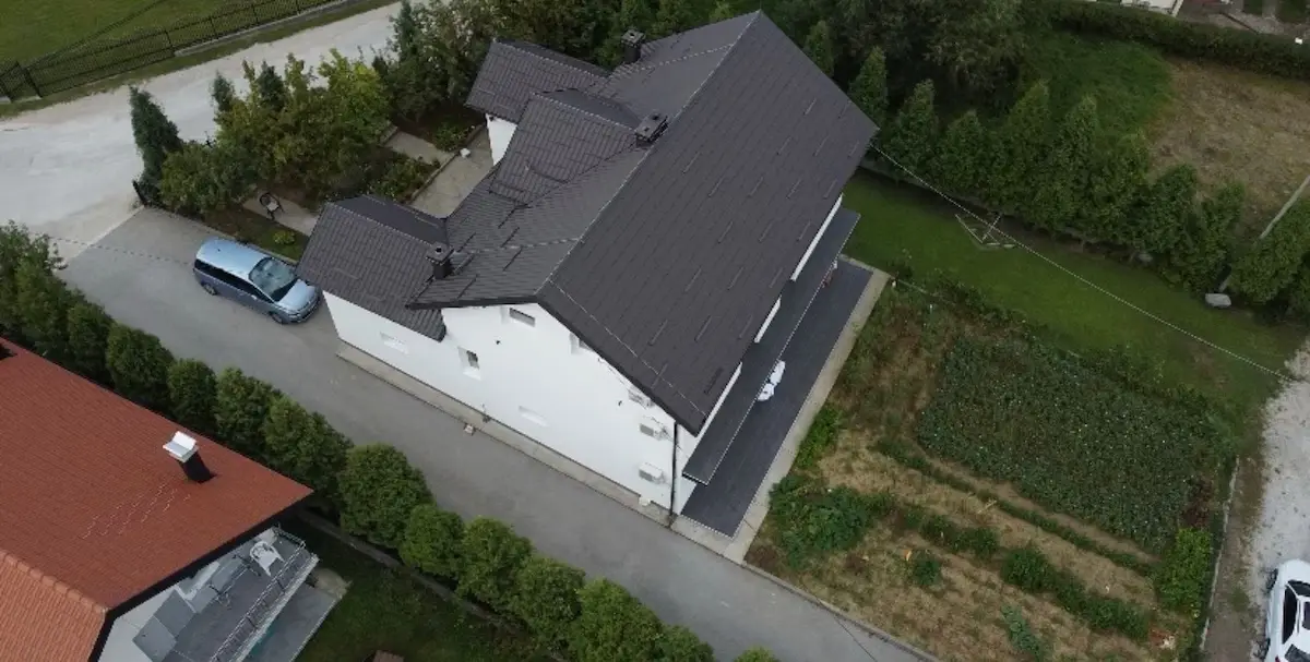 House with a large courtyard and parking, 3 air conditioners!