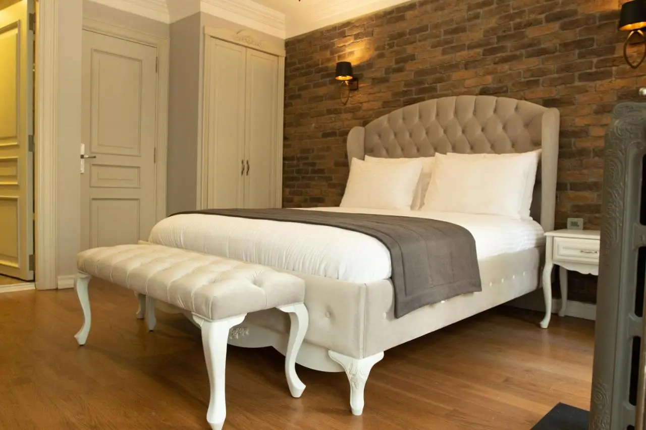 Louis Rooms