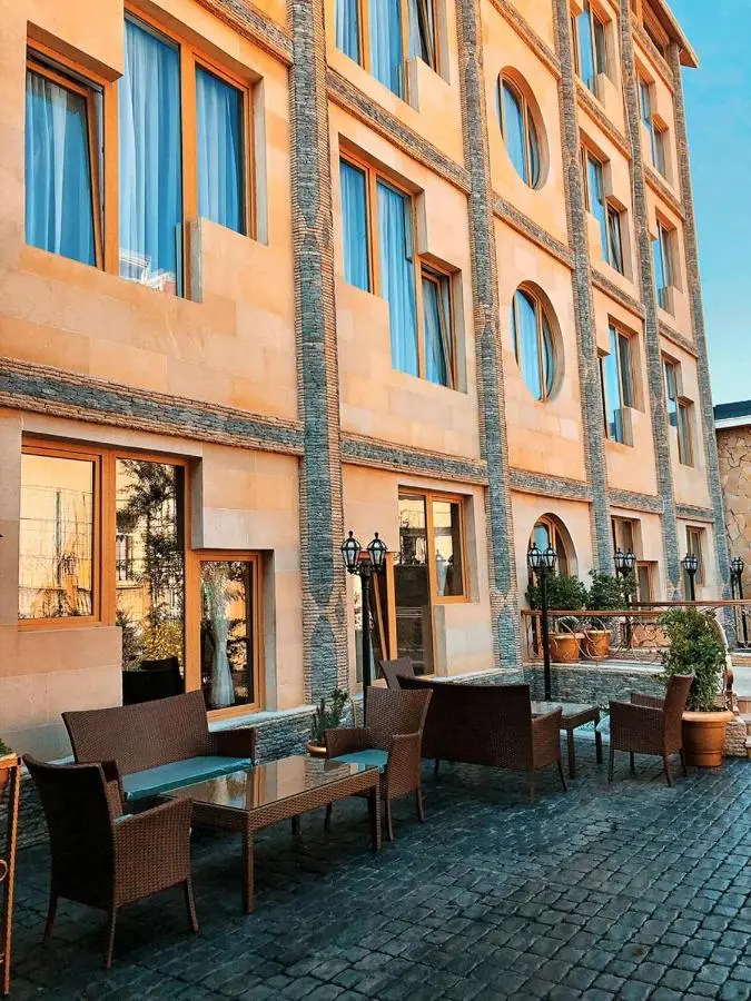 Bayil Breeze Hotel & Restaurant