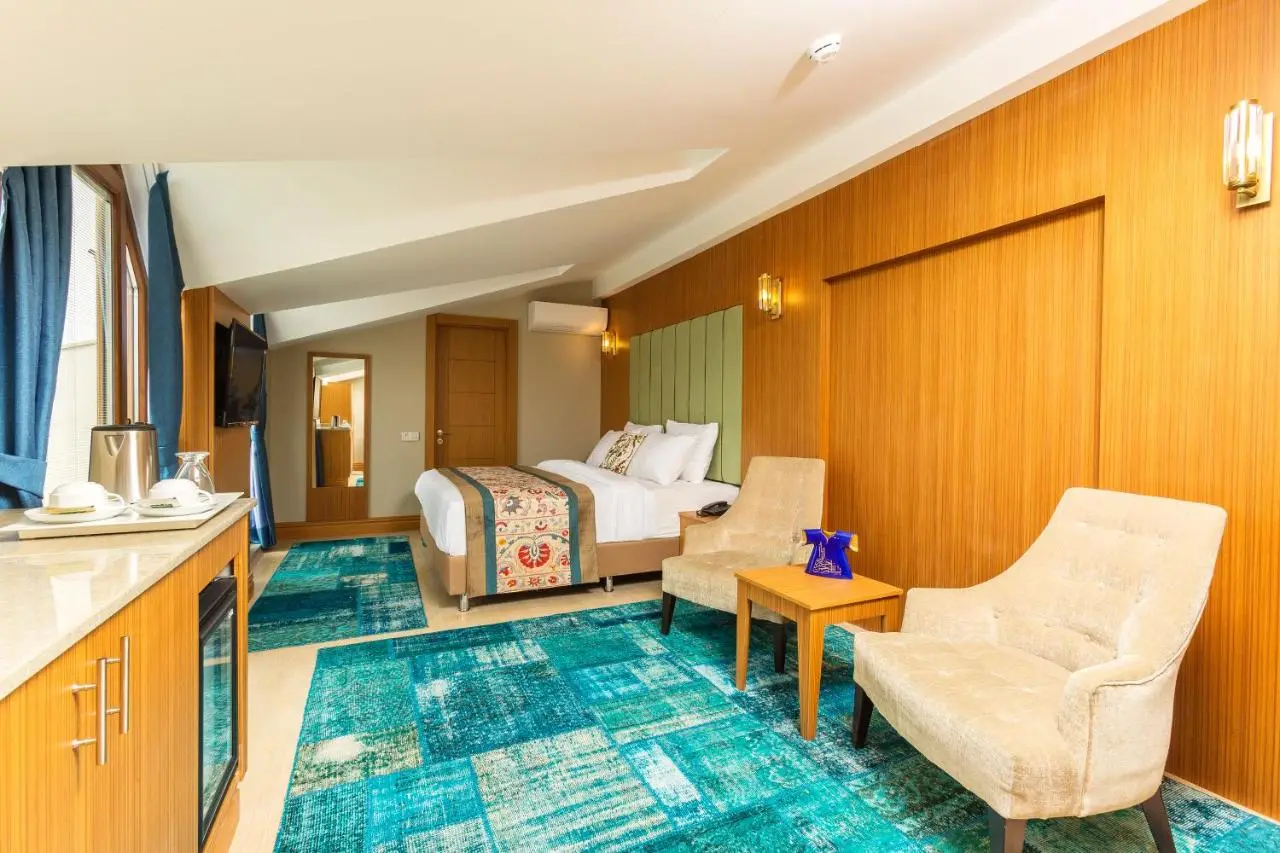 Obelisk Hotel & Suites