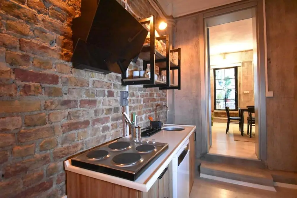 Stunning 6BR 4Bath near Tram