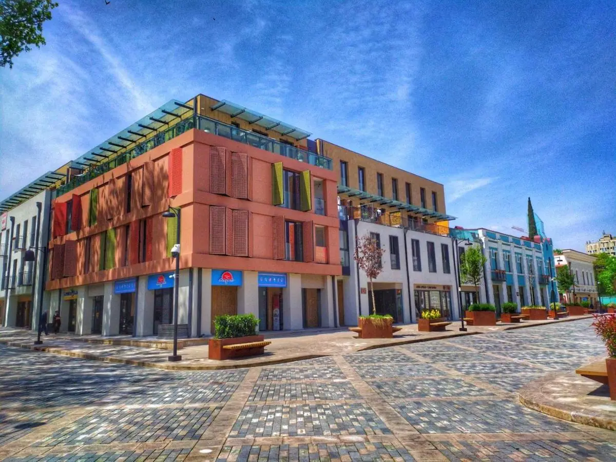 G&L APARTMENTS
