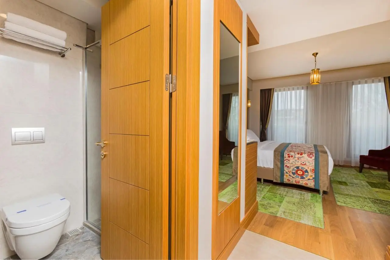 Obelisk Hotel & Suites