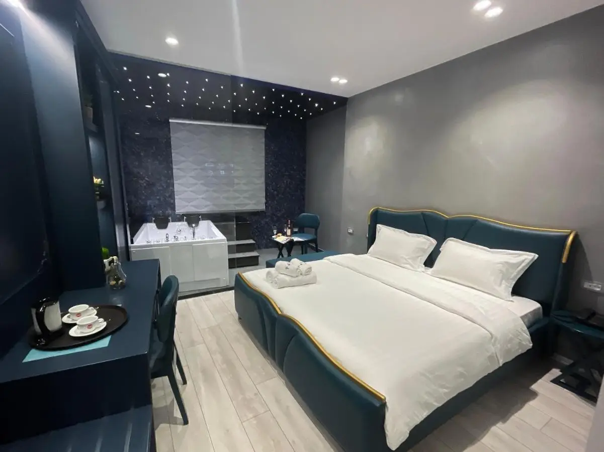 WHITE CROWN HOTEL