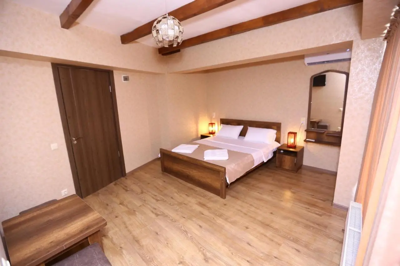 Hotel Traveler