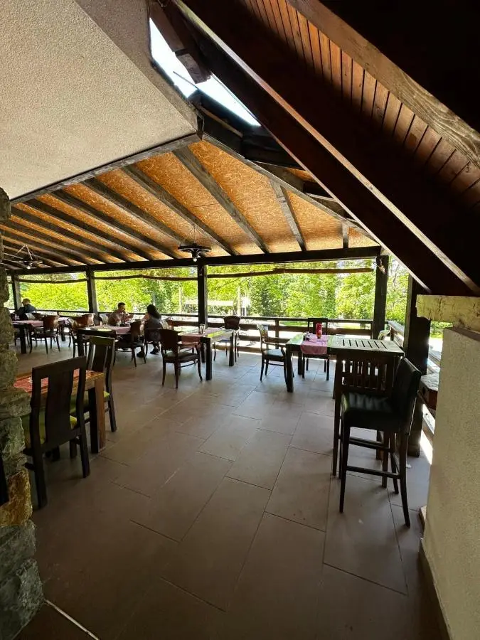 Prenoćište/Restoran Lovac