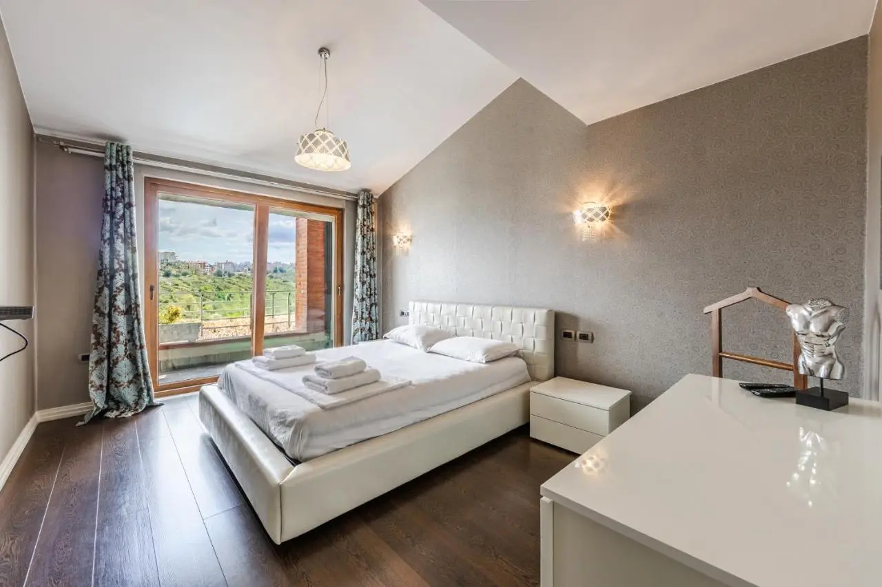 Tranquility Villa with Pool Private Garden & BBQ by PikHost
