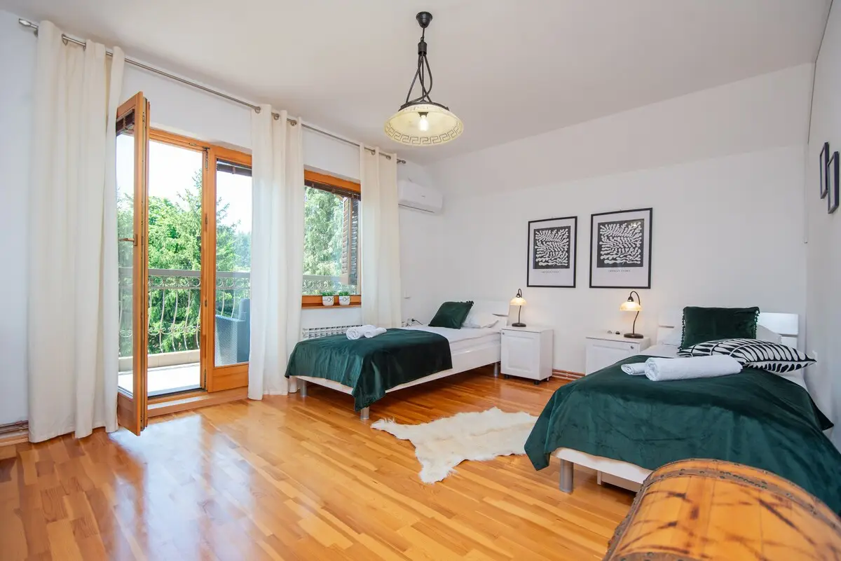 6BDR Holiday Nest - Green Aris