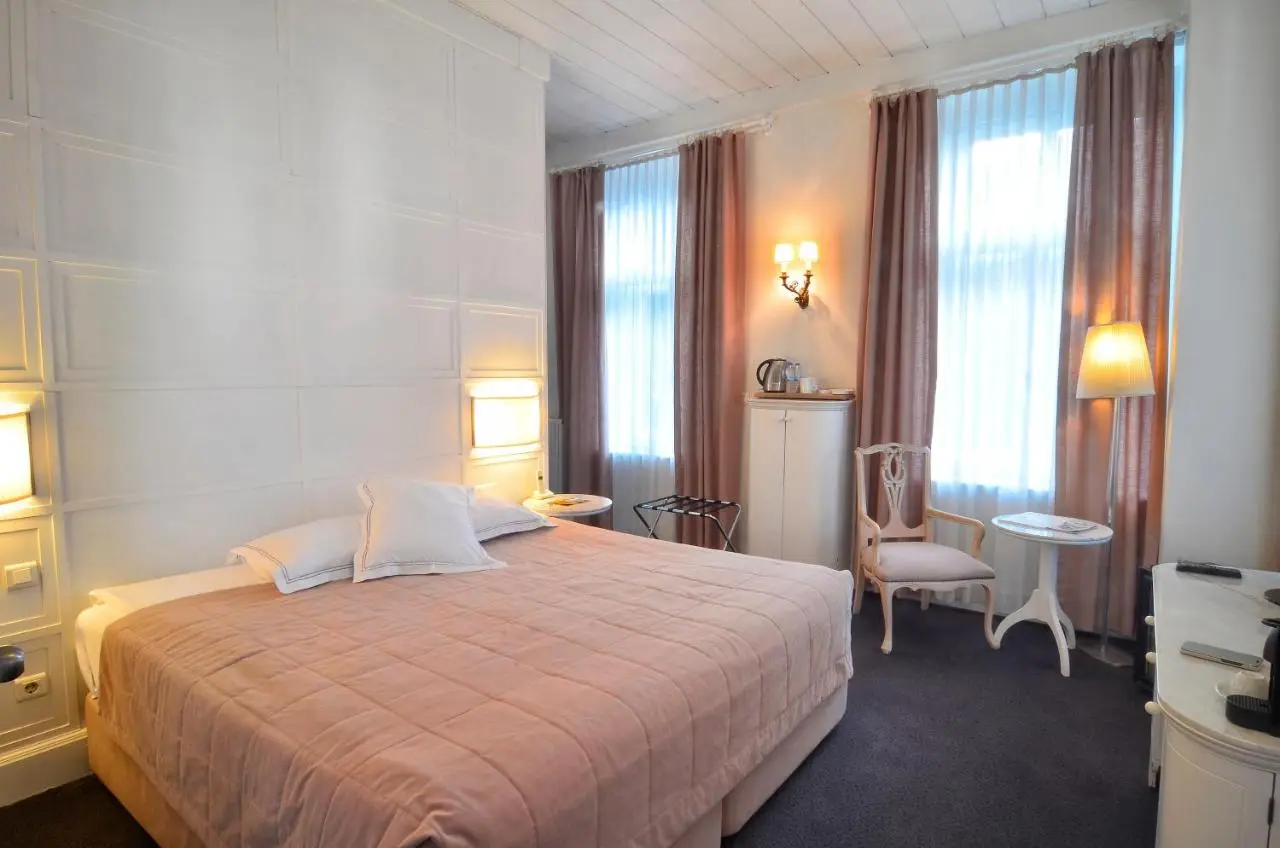 Kar's Hotel