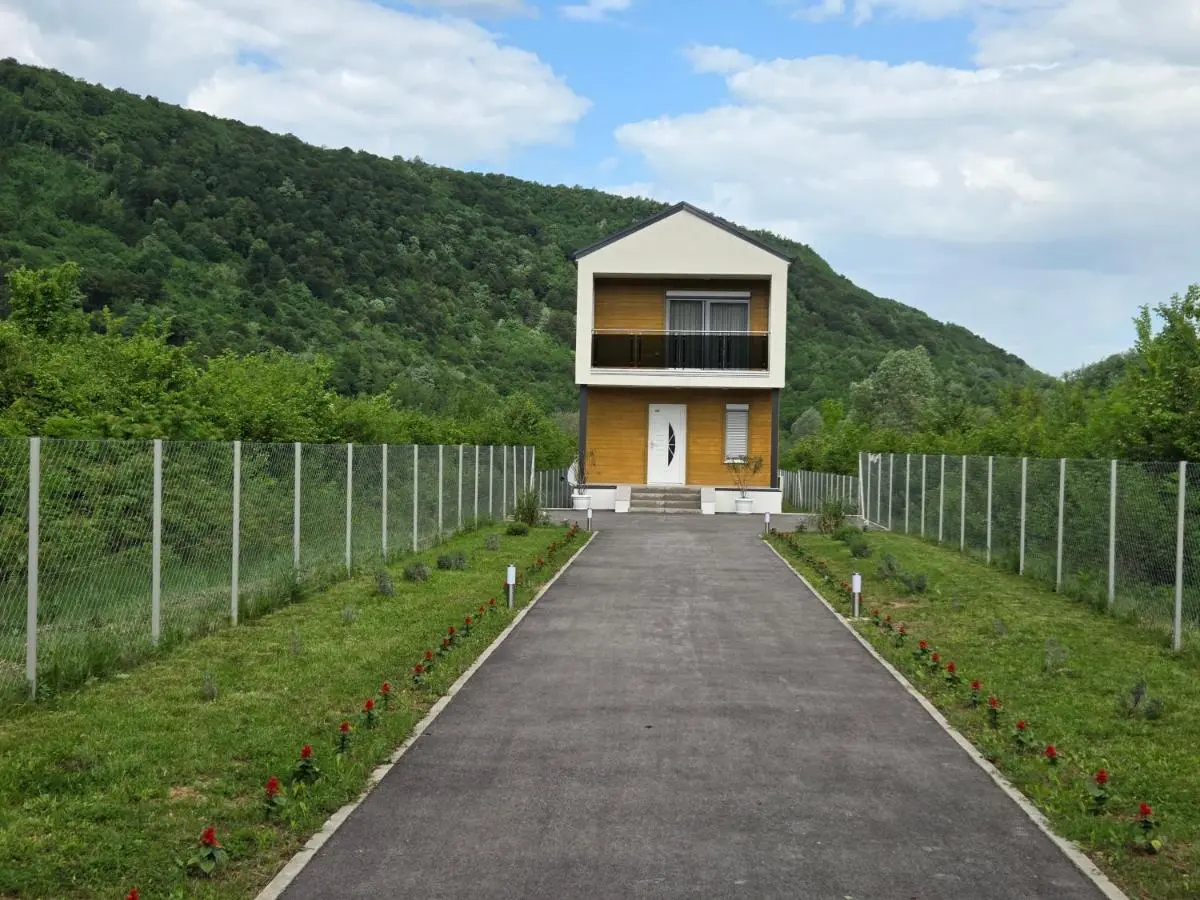 Villa Alisa - Luxury Riverside Escape