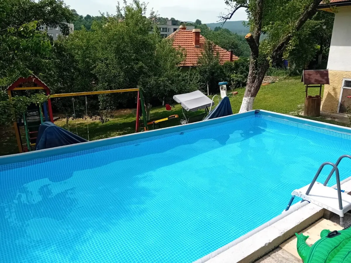 1-min to Bus /  House with Big Garden and BBQ