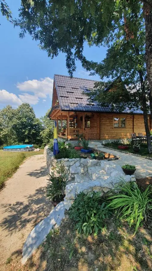 Drvena vikendica Teodora