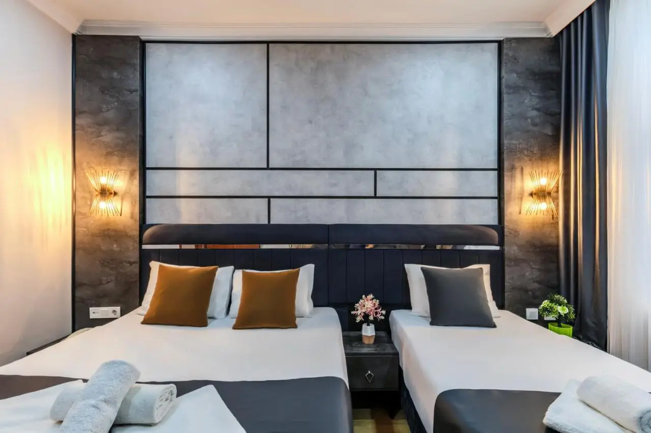 La Pazza Suites