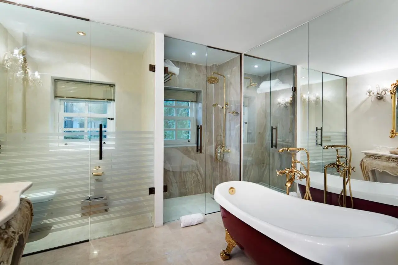 Elegance East Hotel