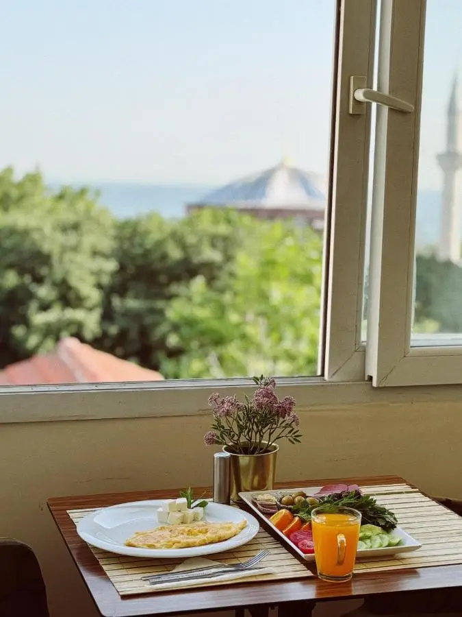 BACHOS HOTEL SULTANAHMET enjoy breakfast on the sea view terrace