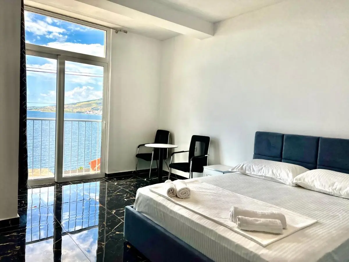 Redi's Seaview Apartments