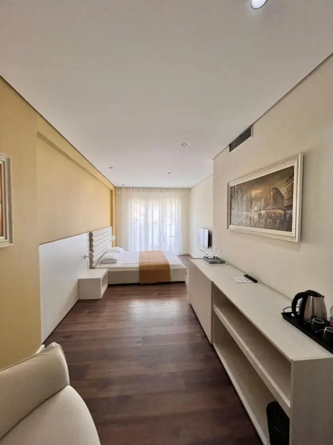 Maxi Room