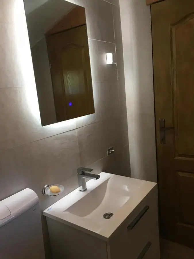 "River paradise" Vikendica sa bazenom, ladarom i kaminom na samoj obali Vrbasa Banja Luka