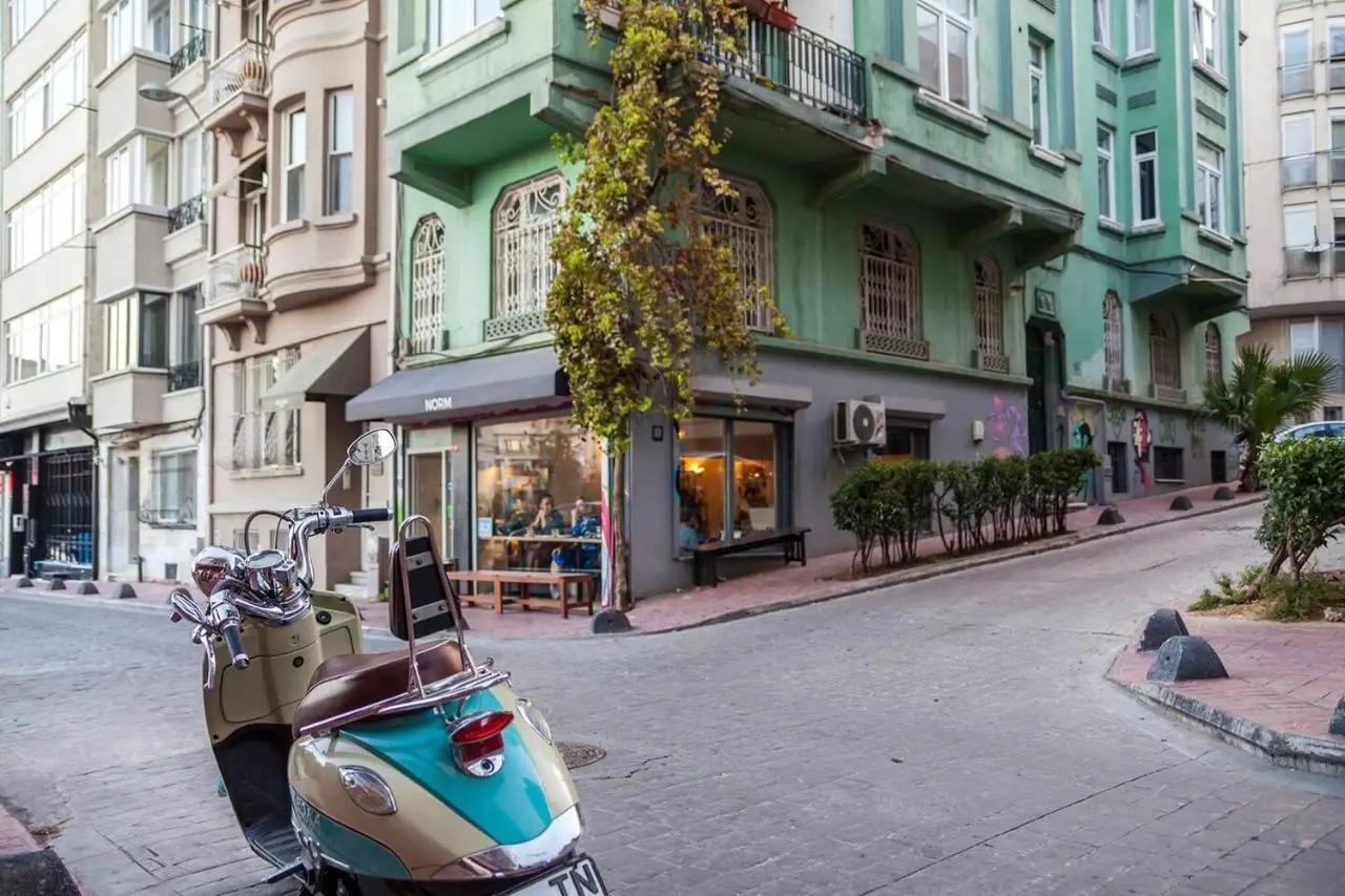 Cozy Getaway - Warmth and Comfort in the City