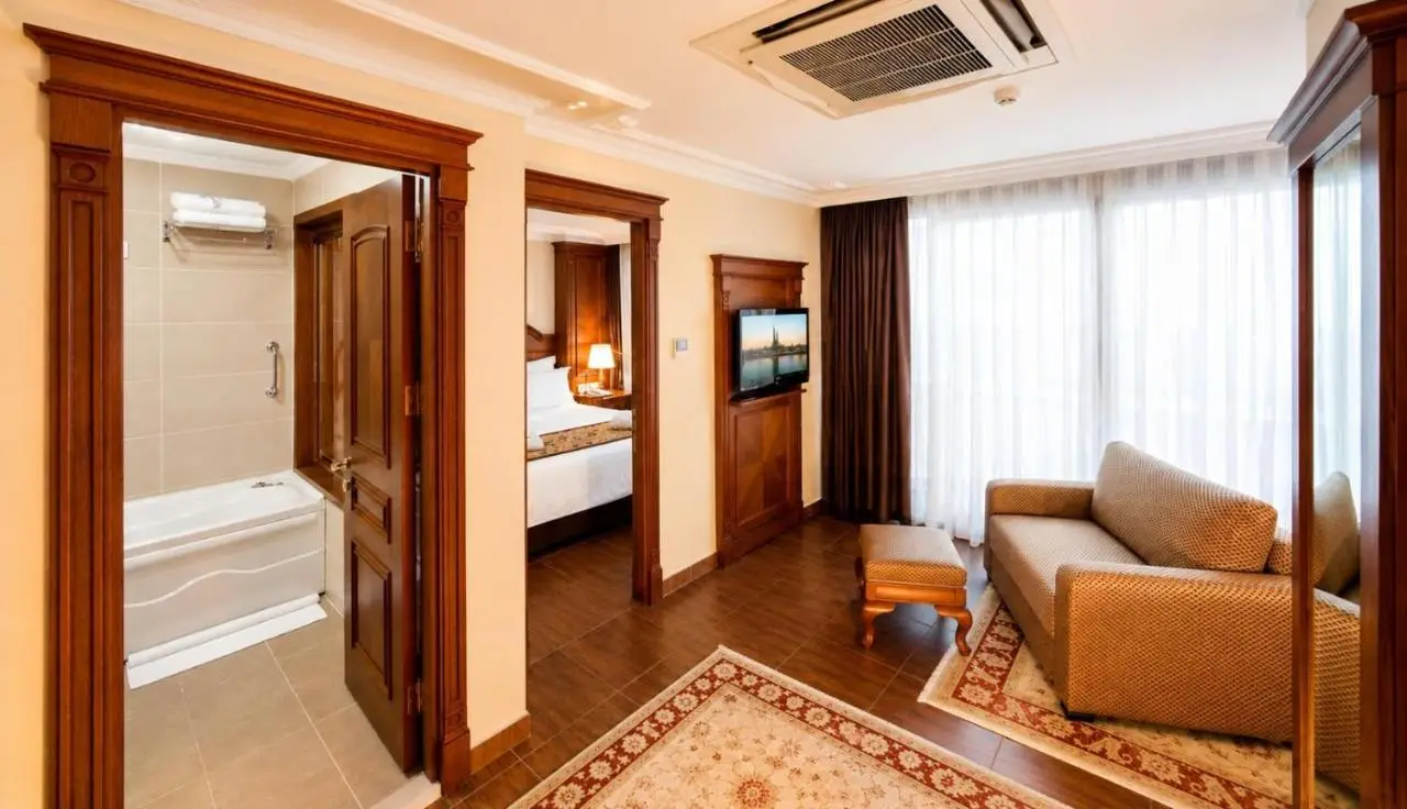 GLK PREMIER The Home Suites & Spa