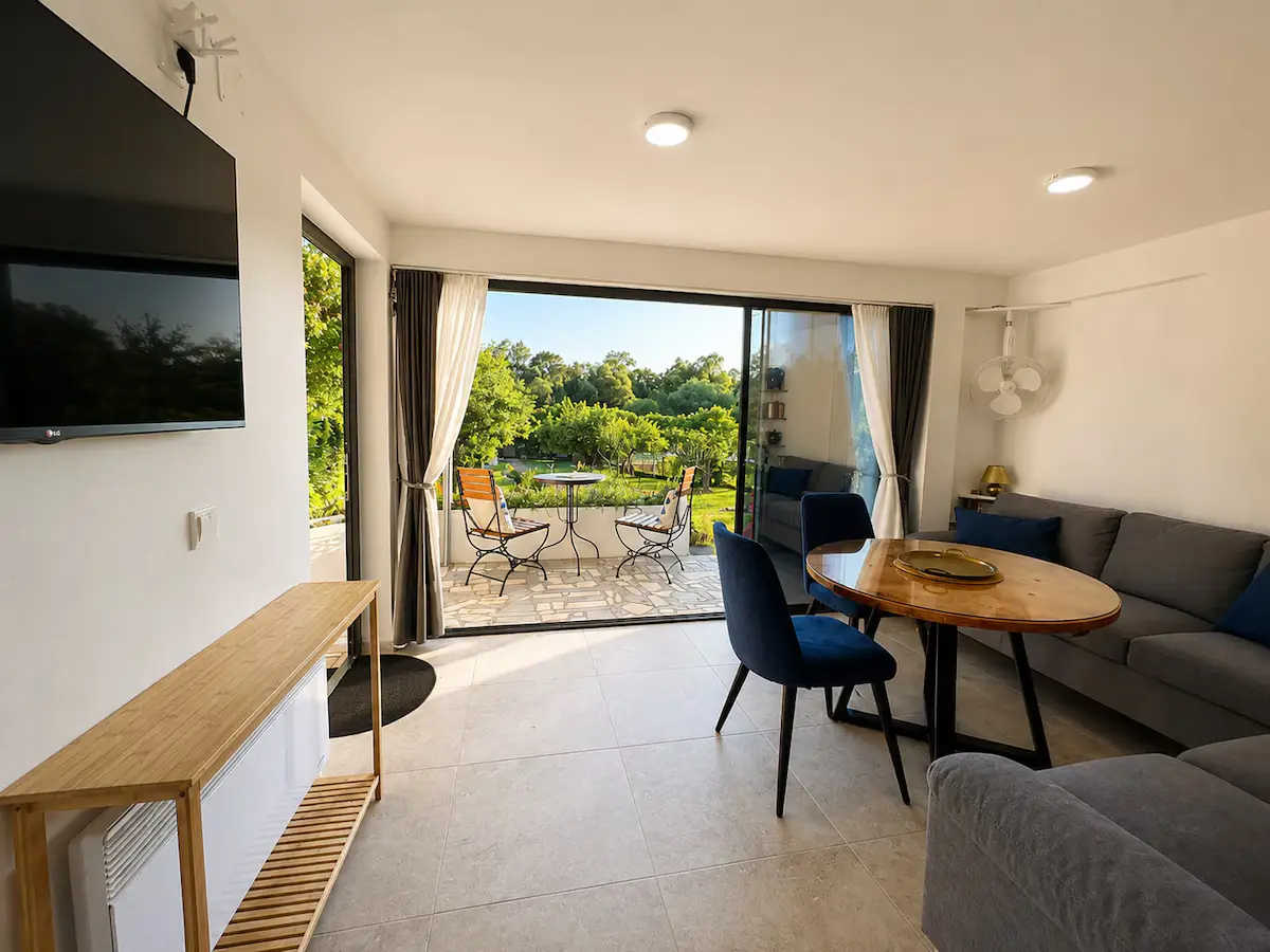 Riverside Apartment, pool, river&garden oasis