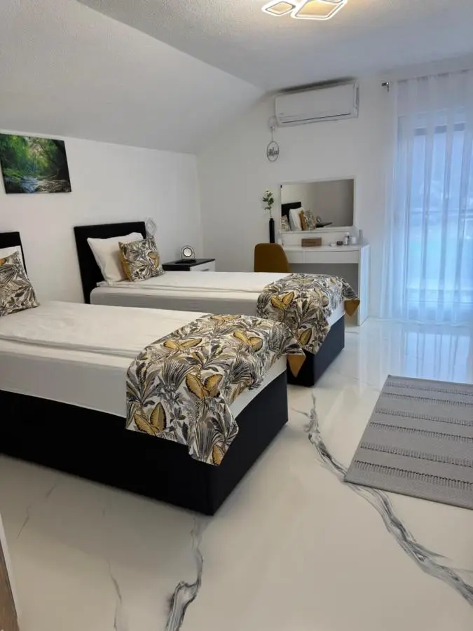 AM Una Lux House
