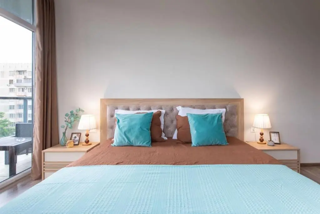 2-Bedroom Apartment with Spacious Balcony - Self Check-In - 5 Min to Metro