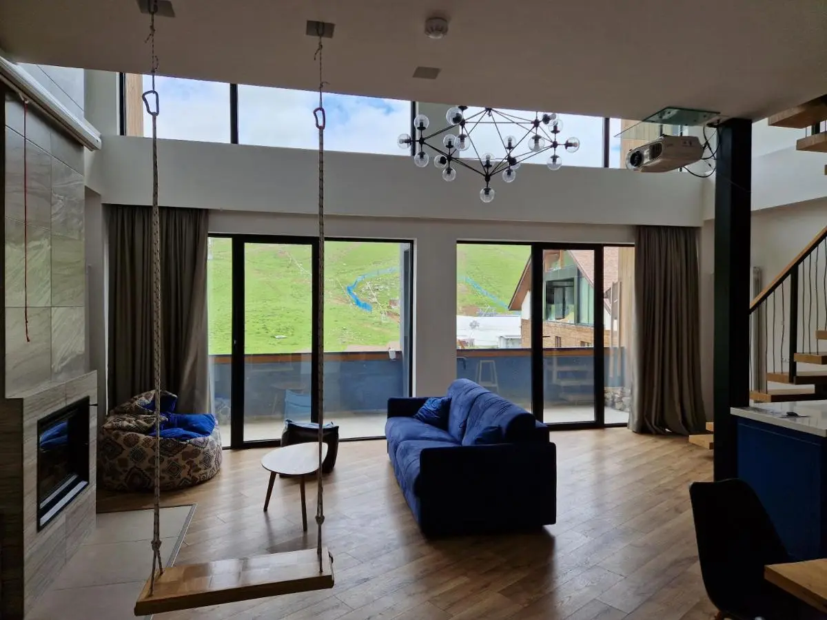 Gudauri Summer Apartment - Fireplace, Netflix on 100" Projector Screen, Full kitchen