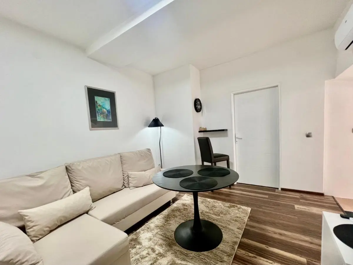 Modern Two-Bedroom Apartment with Garden & Parking