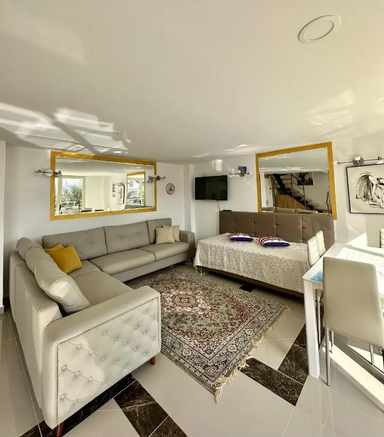 Shkreli Private Entrance Duplex Apartment , Partial Sea View, 3 min from the beach