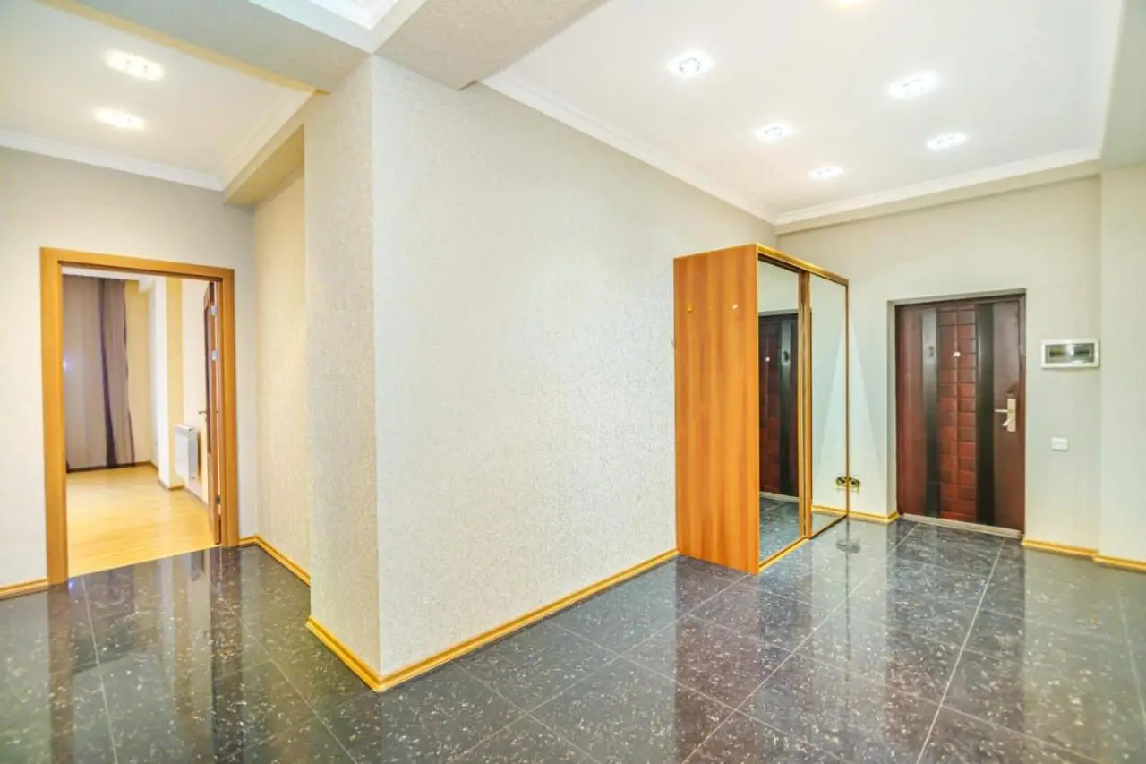 Apartment On Mc Donalds