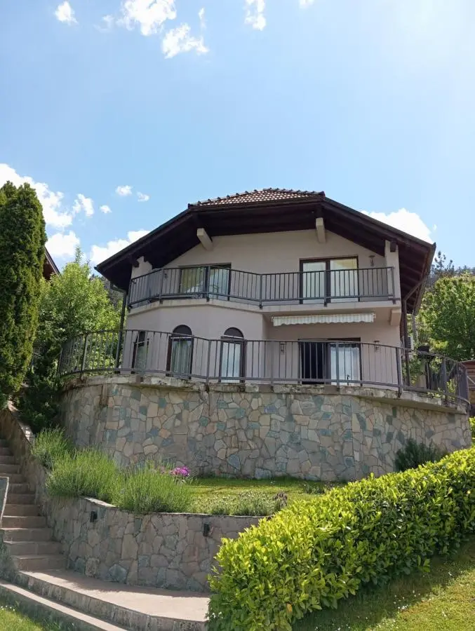 Villa Lake