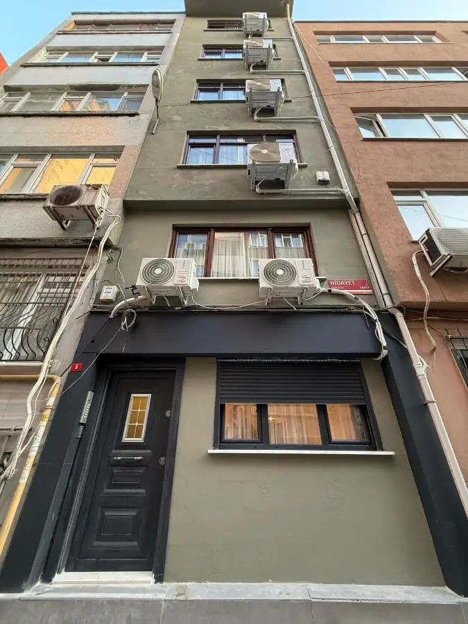 Bright & Modern 2-Bedroom Flat Near Metro