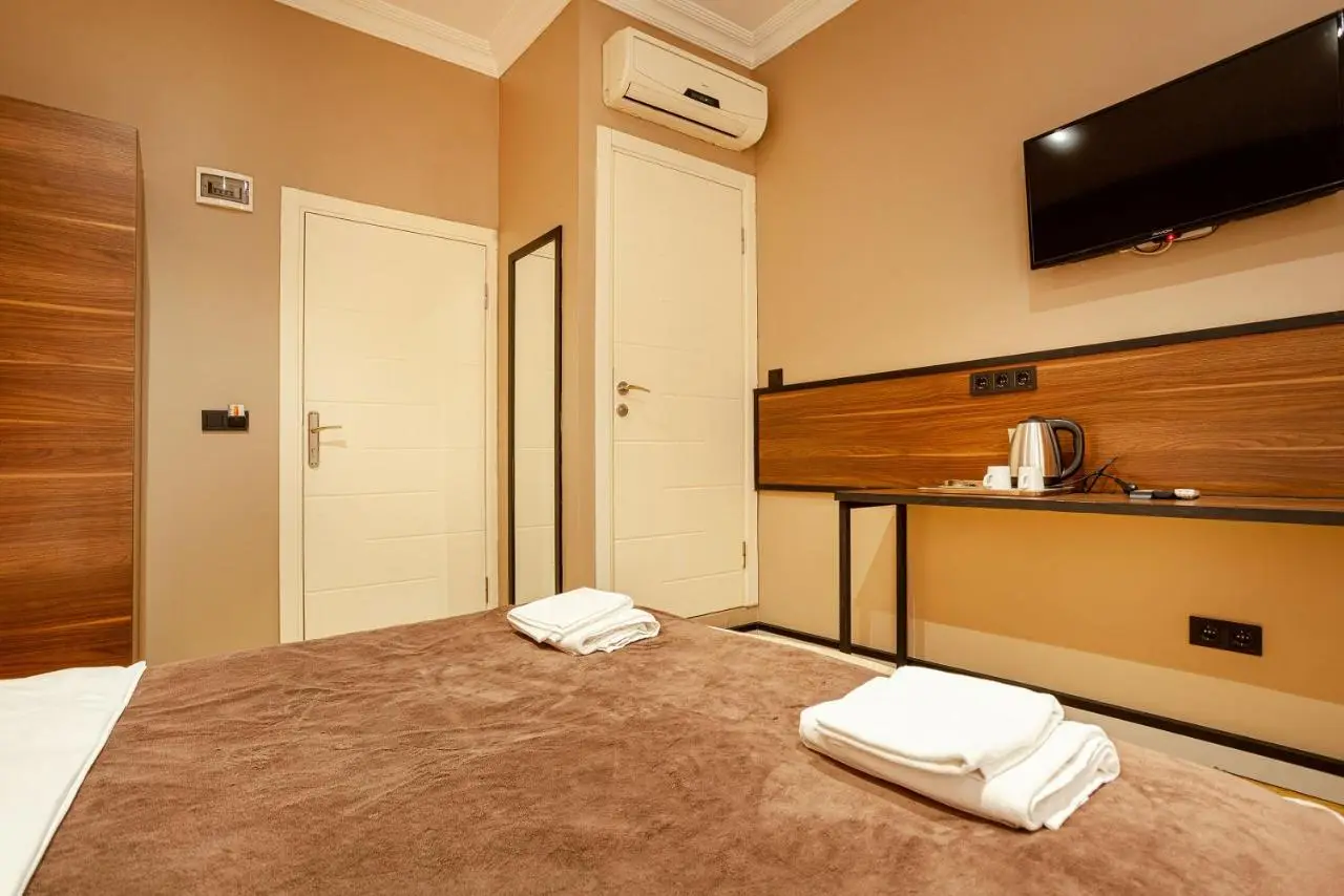 Aram Kerasi Rooms