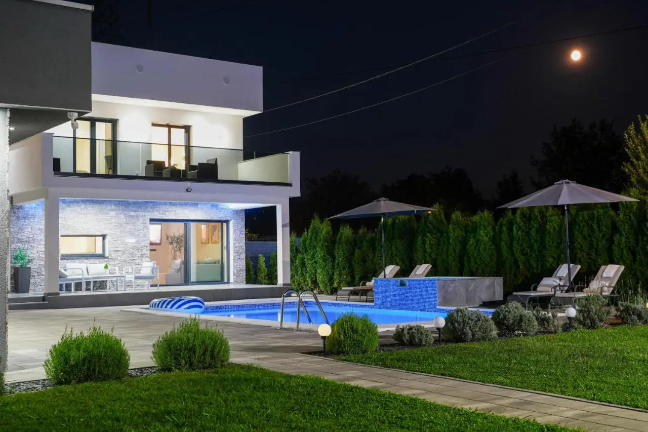 LUXIA PRIVATE ESTATE Sauna & Pool x Jacuzzi with Fireplace outdoor lounge