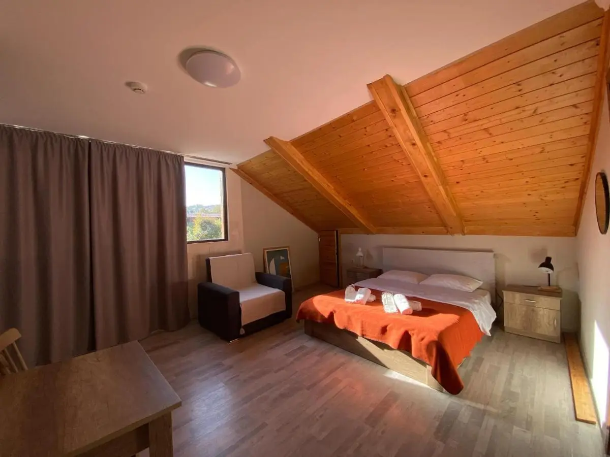 8 rooms
