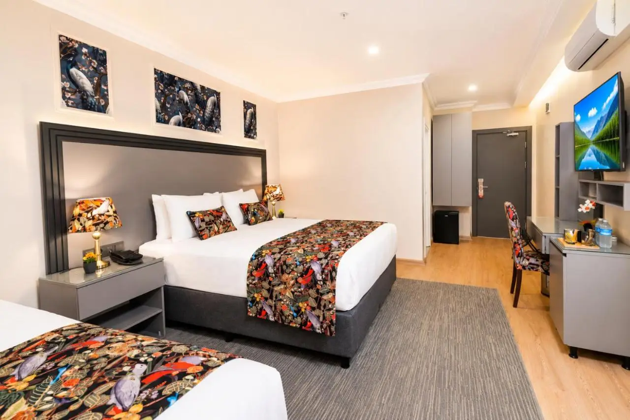 Bond Hotel