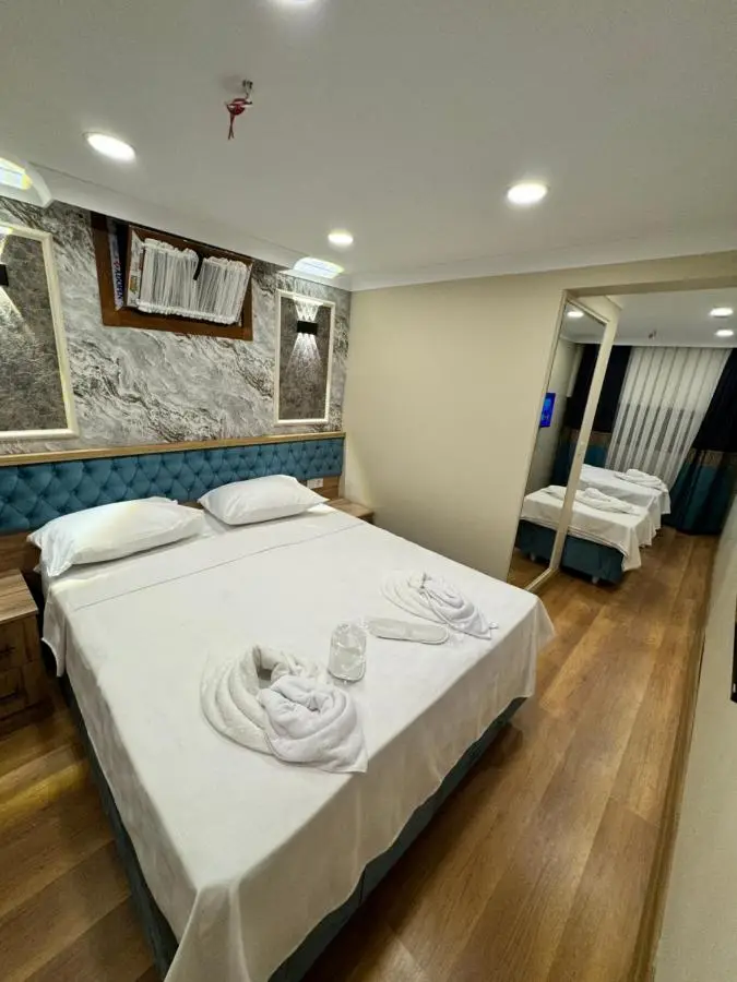Riverside Hotel
