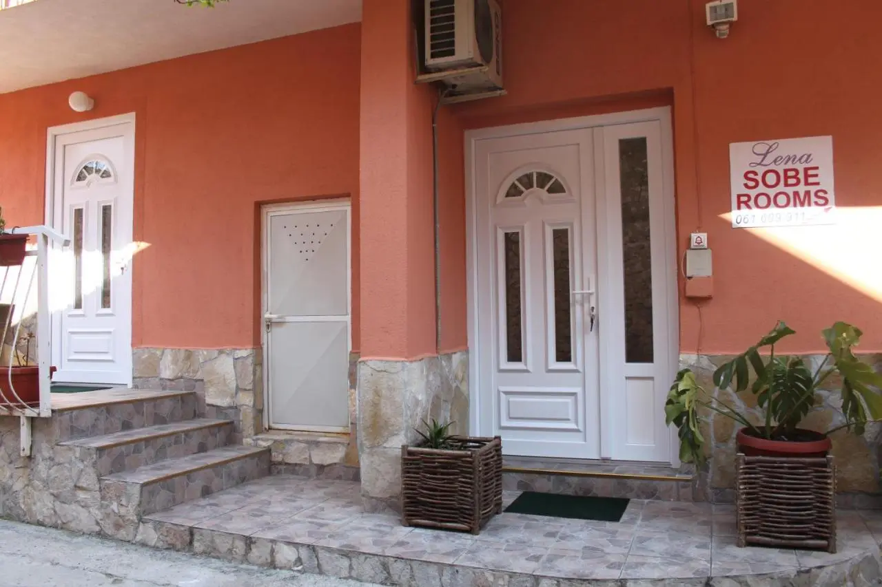 Apartments and rooms Lena