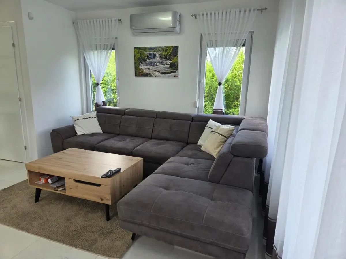 Villa Alisa - Luxury Riverside Escape