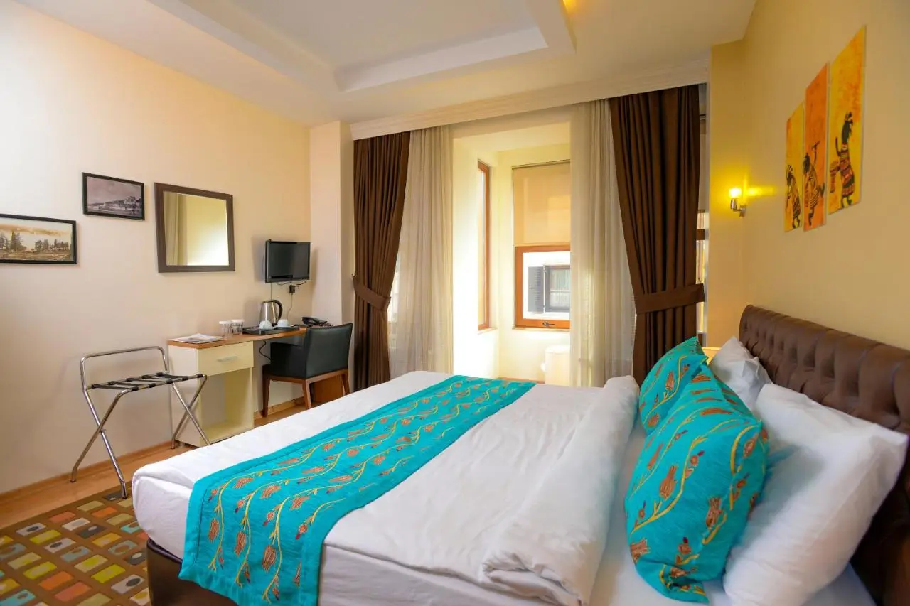 Retropera Hotel
